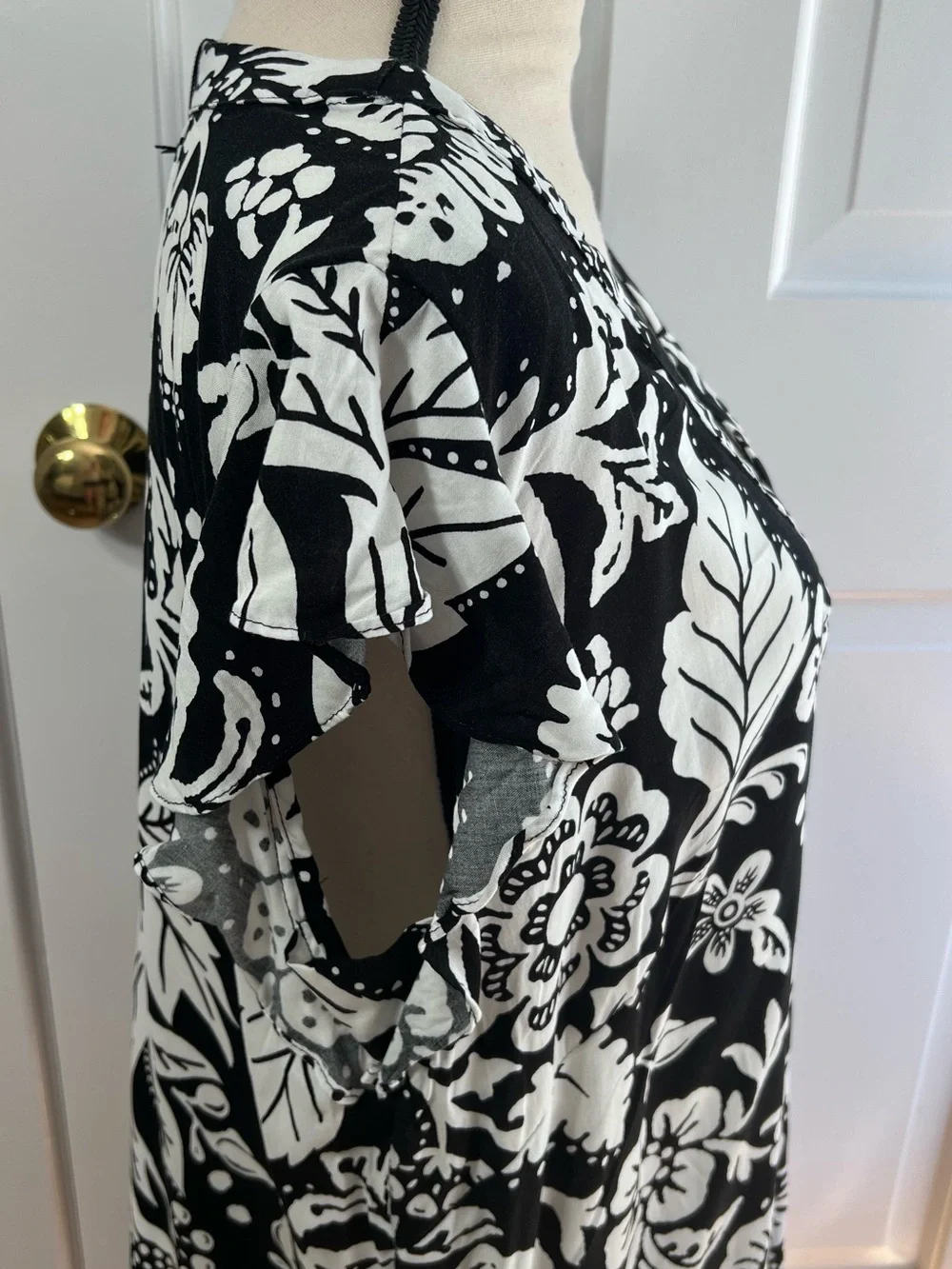 NEW Jones NY Black & White Floral V-Neck Women's Flutter Sleeve Top, Size 1X
